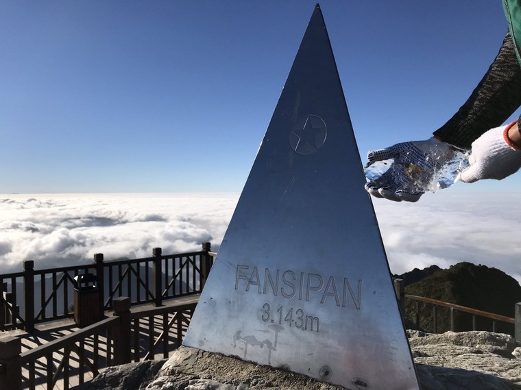 Hà Nội Tết nóng như mùa hè, đỉnh Fansipan băng phủ trắng ảnh 6