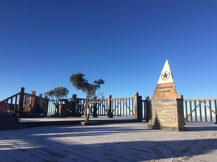 Hà Nội Tết nóng như mùa hè, đỉnh Fansipan băng phủ trắng ảnh 7