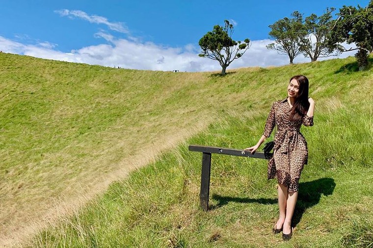 Hoa hậu Thu Thảo và con gái mặc áo dài đôi đáng yêu ngày Tết ảnh 11