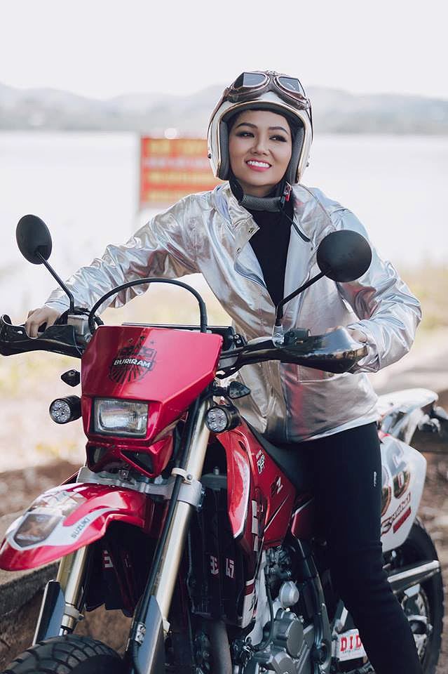 Hoa hậu Thu Thảo và con gái mặc áo dài đôi đáng yêu ngày Tết ảnh 2