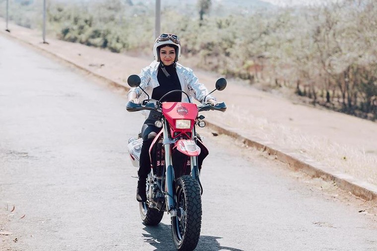 Hoa hậu Thu Thảo và con gái mặc áo dài đôi đáng yêu ngày Tết ảnh 3