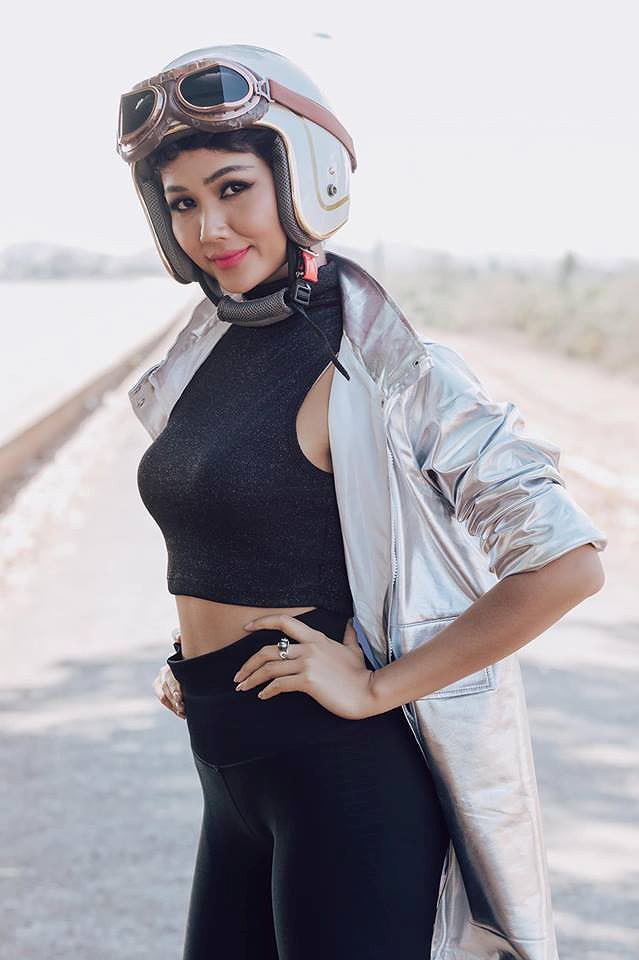 Hoa hậu Thu Thảo và con gái mặc áo dài đôi đáng yêu ngày Tết ảnh 5