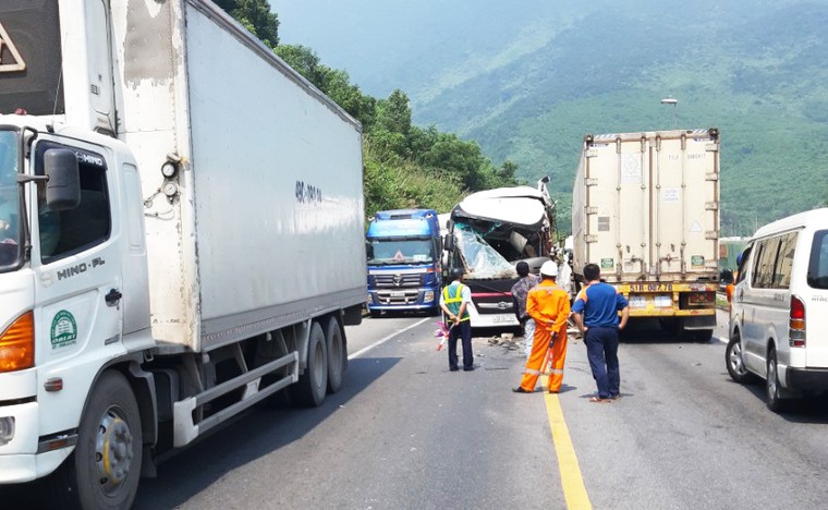 Xe khách đối đầu container, 16 người bị thương ảnh 1