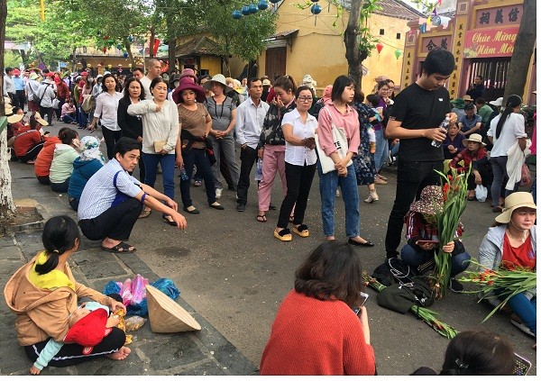 Người dân xếp hàng dài cả cây số chờ vía chùa Ông ở phố cổ Hội An ảnh 3