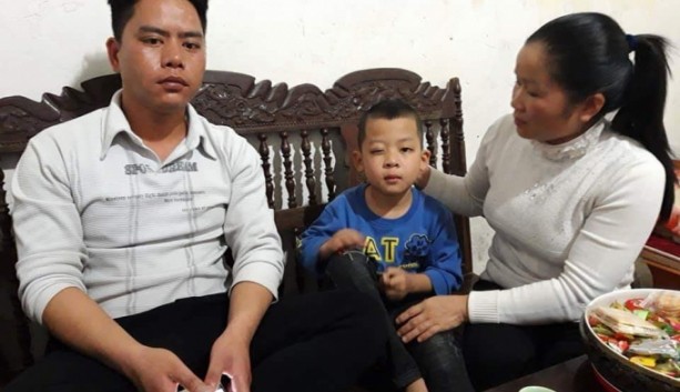 Đình chỉ giáo viên bị tố dùng thước kẻ đánh học sinh lớp 1 đến hỏng mắt ảnh 2