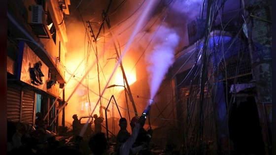 Ít nhất 70 người thiệt mạng trong vụ cháy kinh hoàng ở Bangladesh ảnh 3