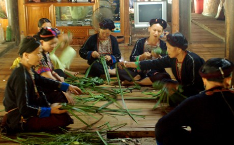 Ngoài hình dáng như con Chim Gâu, người Dao còn có thể thắt lá dứa thành hình con gì?