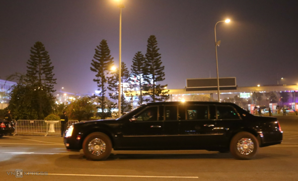 Đoàn xe đón Tổng thống Trump đã đến sân bay Nội Bài ảnh 6