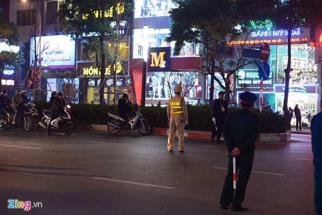 Đoàn xe đón Tổng thống Trump đã đến sân bay Nội Bài ảnh 3