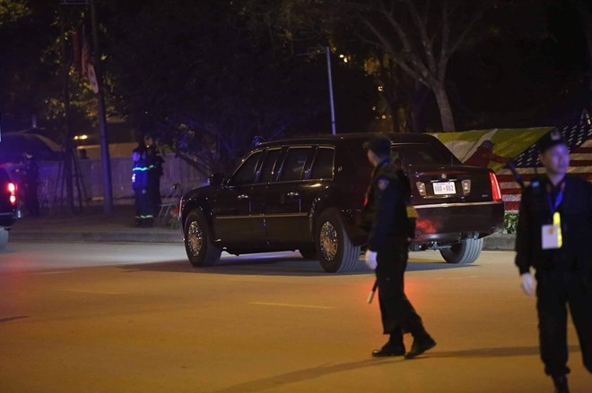 Đoàn xe đón Tổng thống Trump đã đến sân bay Nội Bài ảnh 1