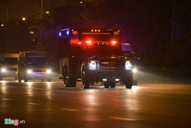 Đoàn xe đón Tổng thống Trump đã đến sân bay Nội Bài ảnh 4