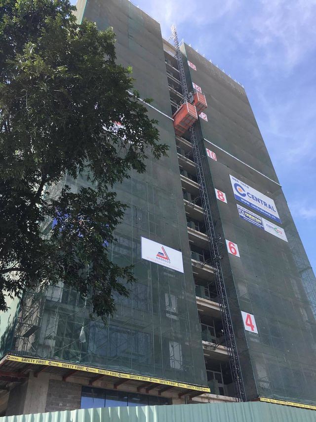 Nam thanh niên nhập viện vì tấm ván từ công trình cao 17 tầng rơi trúng đầu ảnh 3