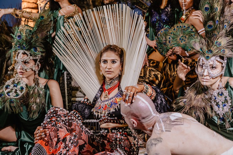 Choáng ngợp với đêm tiệc cưới phong cách thổ dân của tỷ phú Ấn Độ ảnh 14