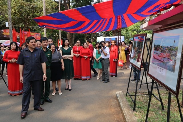 Triển lãm ảnh '44 năm chiến thắng Buôn Ma Thuột - Những chặng đường lịch sử' ảnh 2