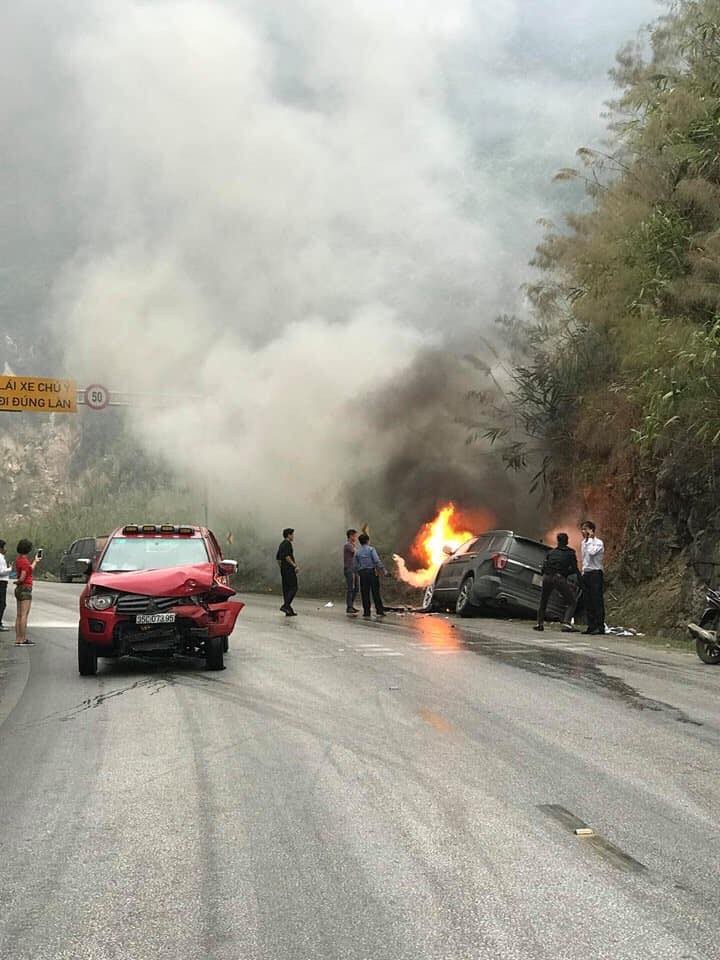 Đối đầu xe bán tải, ‘xế hộp’ Explorer bốc cháy dữ dội ảnh 1