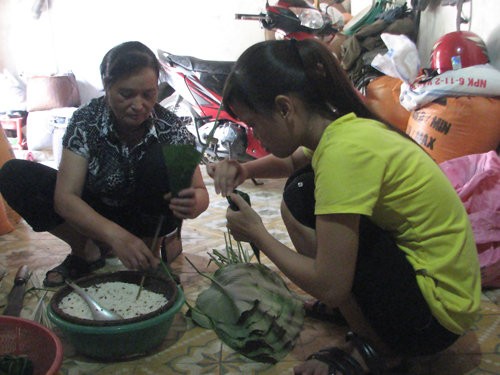 Ngoài gạo nếp, khi làm bánh Cooc mò người ta thường cho thêm nguyên liệu nào khác?