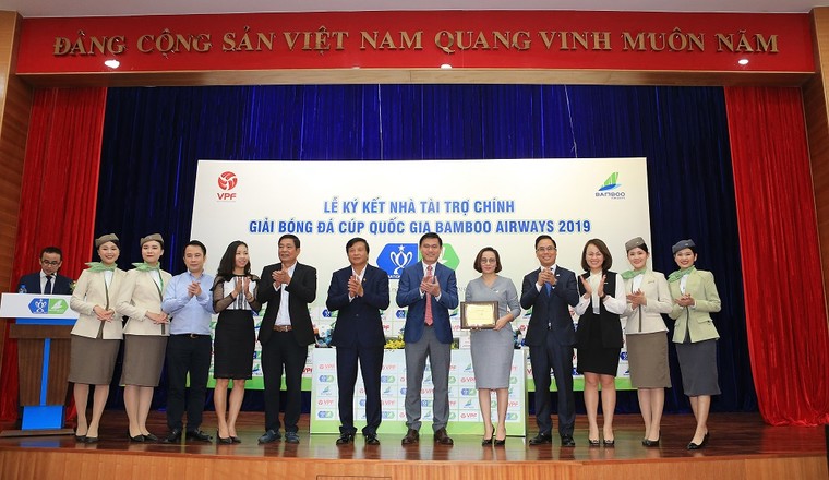 Lễ ký kết nhà tài trợ chính Giải Bóng đá Cúp Quốc Gia Bamboo Airways 2019 ảnh 1