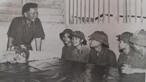 Ngoài ông Đồng Sỹ Nguyên, còn có ai được phong quân hàm vượt cấp?