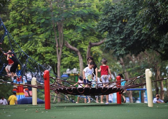 Vườn thú, công viên Hà Nội đông nghịt người trong ngày nghỉ lễ ảnh 8