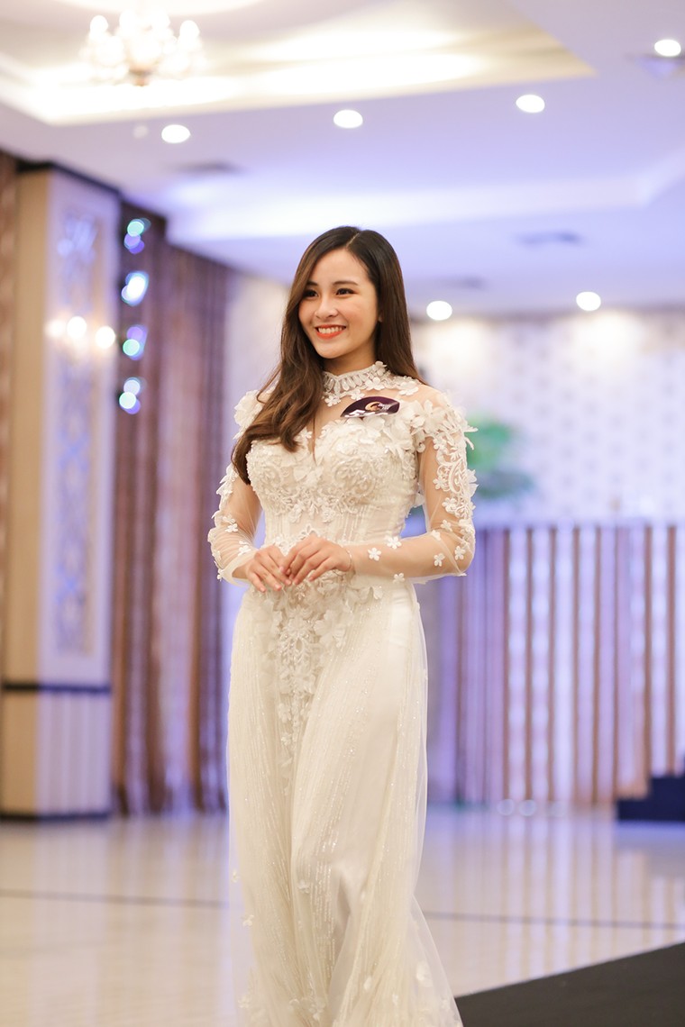 Á hậu Thúy Vân quyến rũ 'đọ sắc' cùng thí sinh Hoa hậu bản sắc Việt toàn cầu ảnh 7