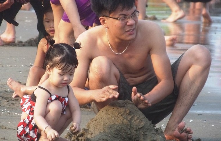 Ngày đầu nghỉ lễ: Biển Sầm Sơn đục ngầu, vạn người vẫn chen nhau tắm ảnh 2