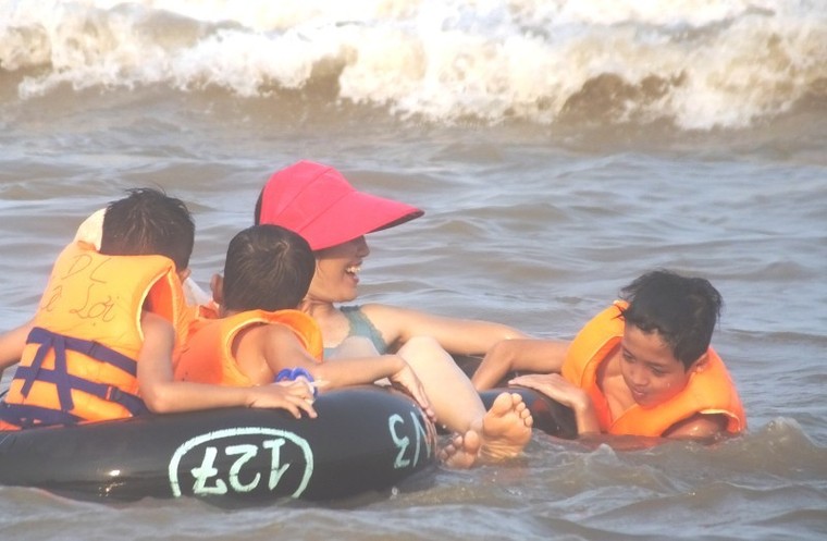 Ngày đầu nghỉ lễ: Biển Sầm Sơn đục ngầu, vạn người vẫn chen nhau tắm ảnh 3