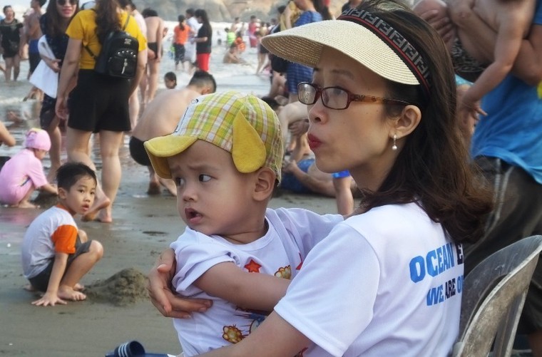 Ngày đầu nghỉ lễ: Biển Sầm Sơn đục ngầu, vạn người vẫn chen nhau tắm ảnh 4