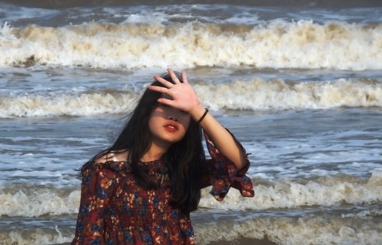 Ngày đầu nghỉ lễ: Biển Sầm Sơn đục ngầu, vạn người vẫn chen nhau tắm ảnh 7