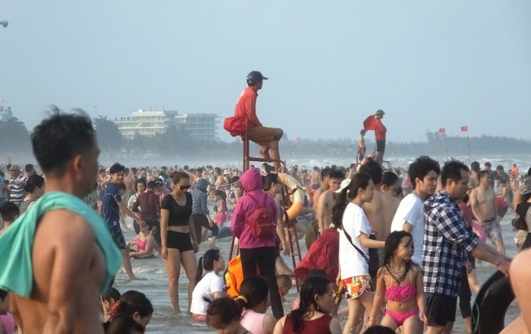 Ngày đầu nghỉ lễ: Biển Sầm Sơn đục ngầu, vạn người vẫn chen nhau tắm ảnh 9