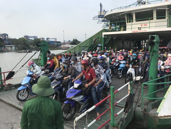 Xe dồn về Vũng Tàu quá đông, vạn người bơ phờ vượt phà, cao tốc ảnh 2
