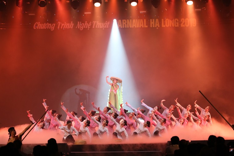 Carnaval Hạ Long 2019: Đêm nghệ thuật rực rỡ sắc màu bên bờ di sản ảnh 5