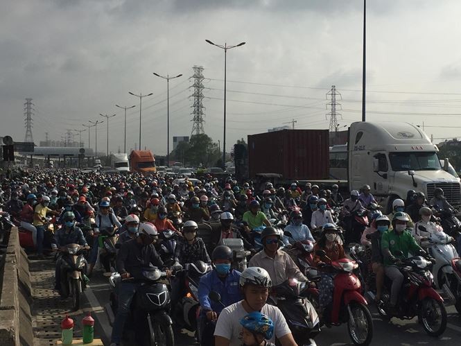 Cửa ngõ TPHCM bỗng dưng kẹt xe bất thường suốt buổi sáng ảnh 1