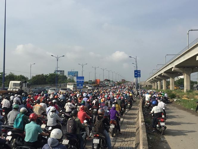 Cửa ngõ TPHCM bỗng dưng kẹt xe bất thường suốt buổi sáng ảnh 5