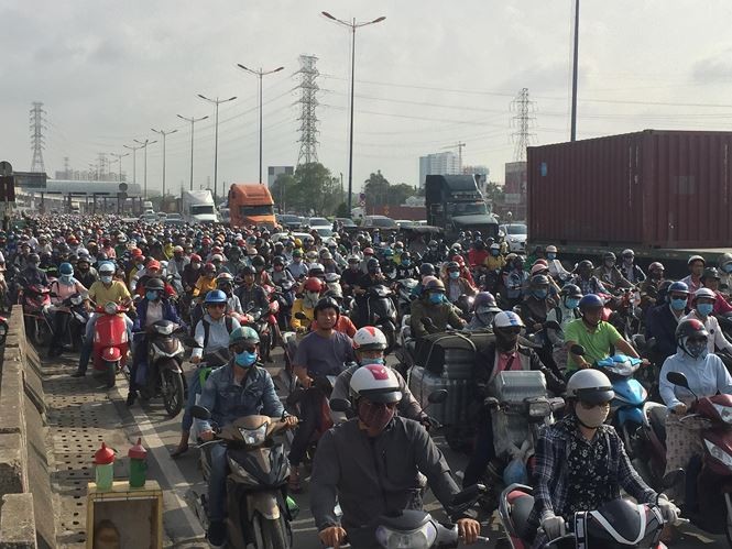 Cửa ngõ TPHCM bỗng dưng kẹt xe bất thường suốt buổi sáng ảnh 6