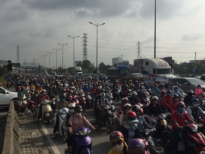 Cửa ngõ TPHCM bỗng dưng kẹt xe bất thường suốt buổi sáng ảnh 7