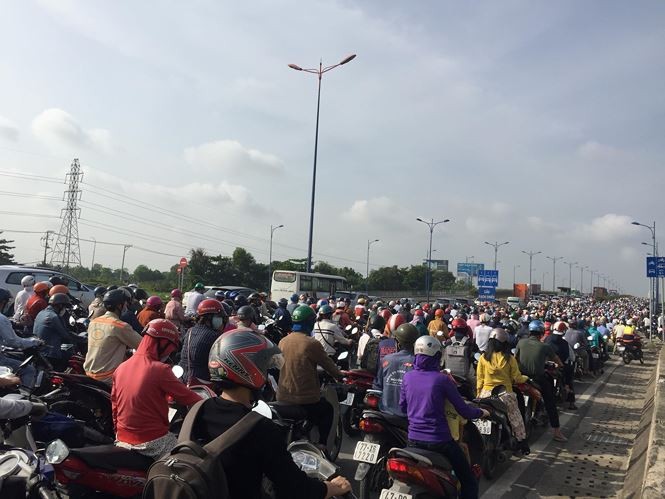 Cửa ngõ TPHCM bỗng dưng kẹt xe bất thường suốt buổi sáng ảnh 8