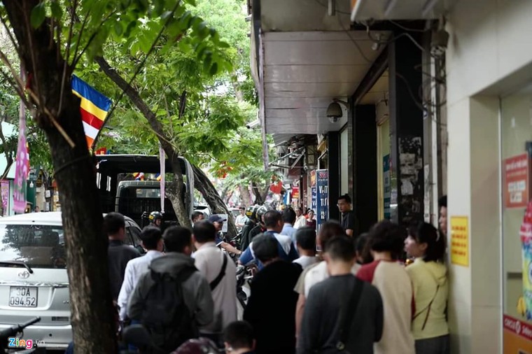 Công an bất ngờ khám xét hàng loạt cửa hàng của Nhật Cường Moblie ảnh 1