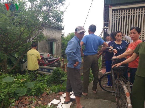 Xe cảnh sát giao thông mất lái tông nhà dân khiến một người bị thương ảnh 1