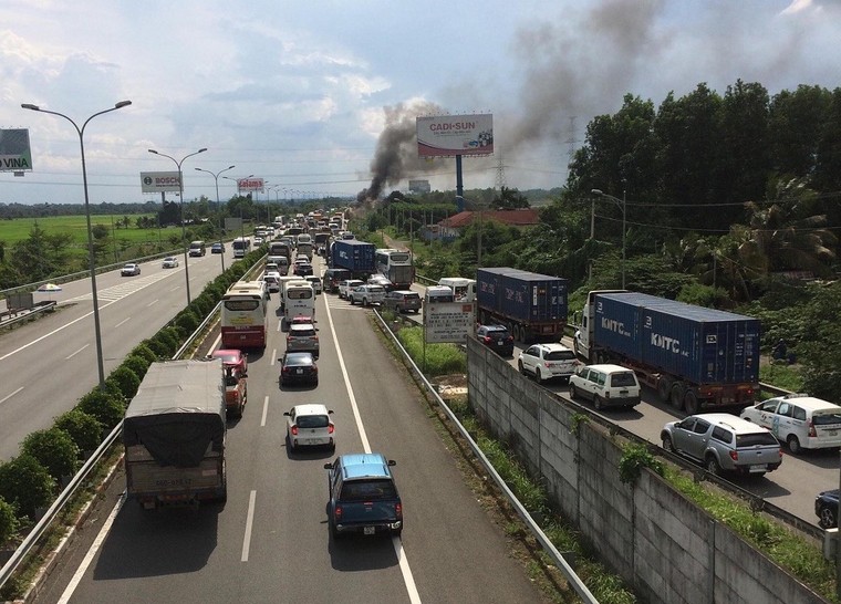 Xe đầu kéo bốc cháy dữ dội trên cao tốc TP.HCM - Long Thành - Dầu Giây ảnh 2