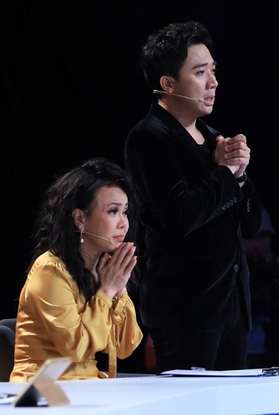 Nghệ sĩ Việt Hương khóc nức nở trước người mẹ hiến tạng con trai để cứu người ảnh 3