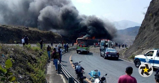 Hiện trường vụ tai nạn xe buýt kinh hoàng ở Mexico, ít nhất 35 người thương vong ảnh 1