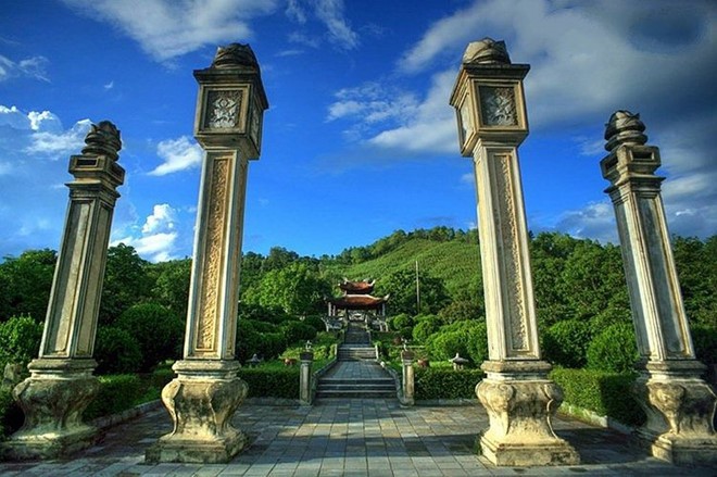 Sau khi qua đời, Lê Hữu Trác được an táng ở đâu?