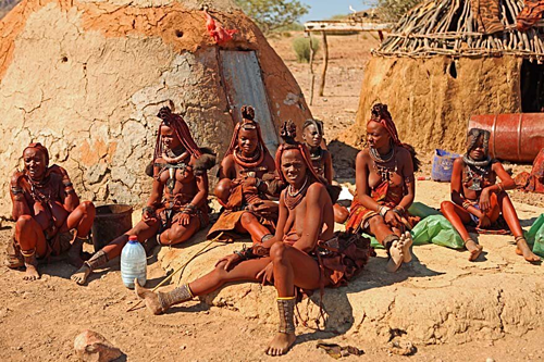 Người Himba tắm bằng hình thức nào sau đây?