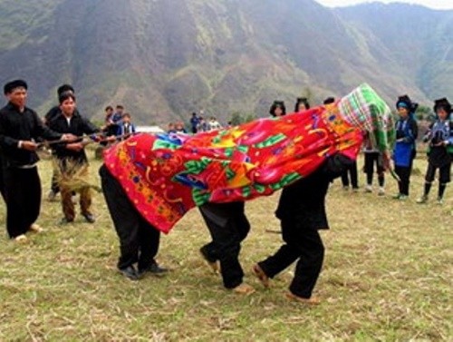 Khi tham gia lễ hội, các chàng trai thường giấu chăn ở đâu?