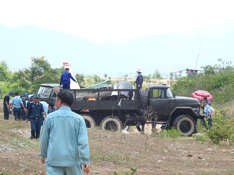 Toàn cảnh hiện trường vụ rơi máy bay quân sự ở Khánh Hòa ảnh 3