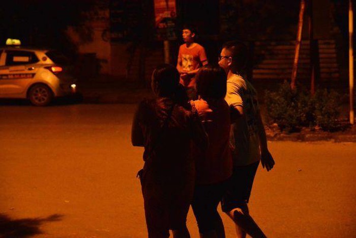 Phát hiện bé gái nguy kịch trên mái tôn chung cư tại Hà Nội ảnh 2