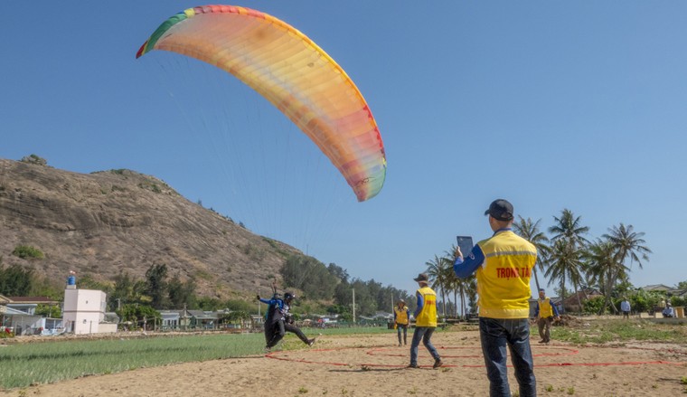 Lần đầu tiên đảo Lý Sơn tổ chức giải dù lượn quốc tế ảnh 7