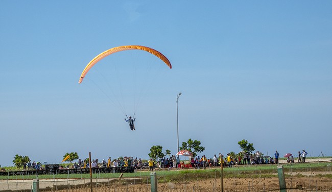 Lần đầu tiên đảo Lý Sơn tổ chức giải dù lượn quốc tế ảnh 4