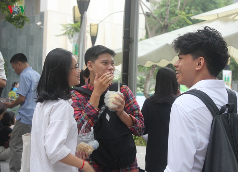 Thi THPT quốc gia: Thí sinh quên thẻ, nhập viện trước buổi thi Ngữ văn ảnh 5