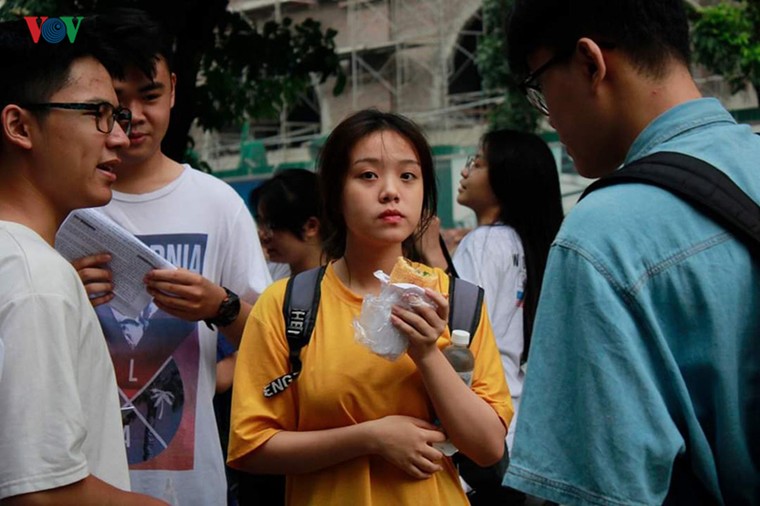 Thi THPT quốc gia: Thí sinh quên thẻ, nhập viện trước buổi thi Ngữ văn ảnh 9
